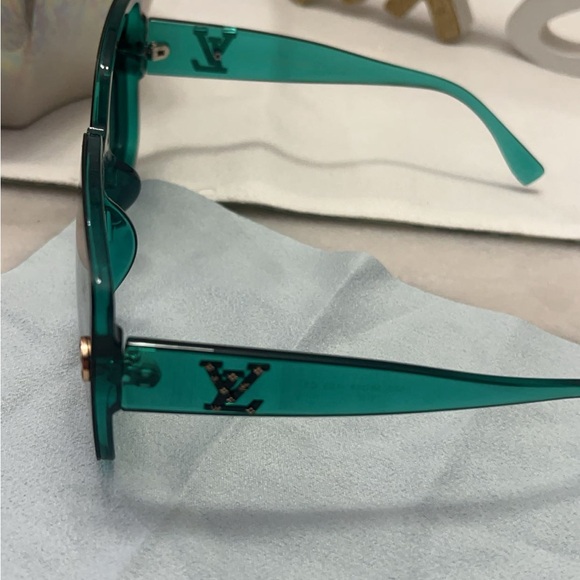 New Replica Sunglasses 😎 Beautiful Color 🕶️Not Original this are boutique 🕶️ - Picture 4 of 7